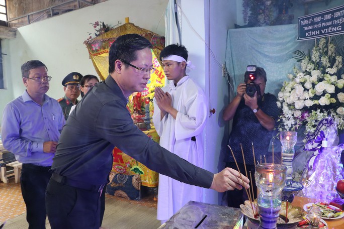 Chủ tịch Bình Thuận trao bằng khen cho gia đình người lao vào đám cháy cứu người rồi tử nạn - 1