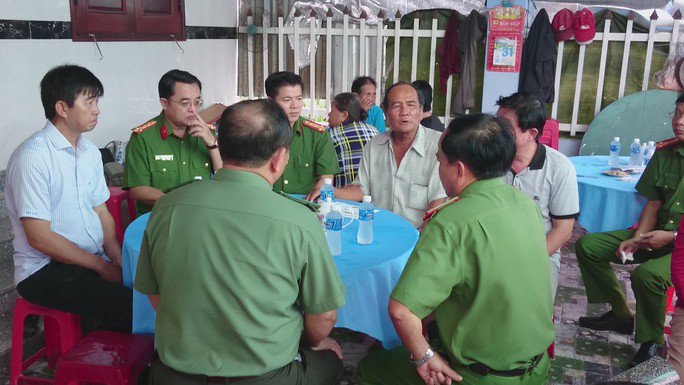 Chủ tịch Bình Thuận trao bằng khen cho gia đình người lao vào đám cháy cứu người rồi tử nạn - 3