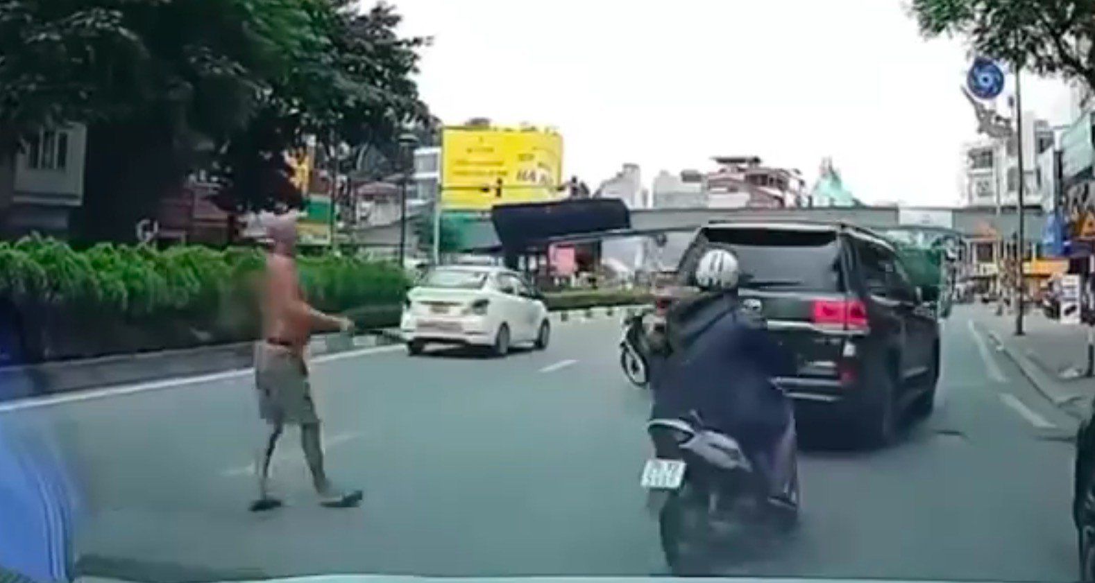 Danh tính người đàn ông phi dao vào ô tô Land Cruiser giữa phố Hà Nội - 2