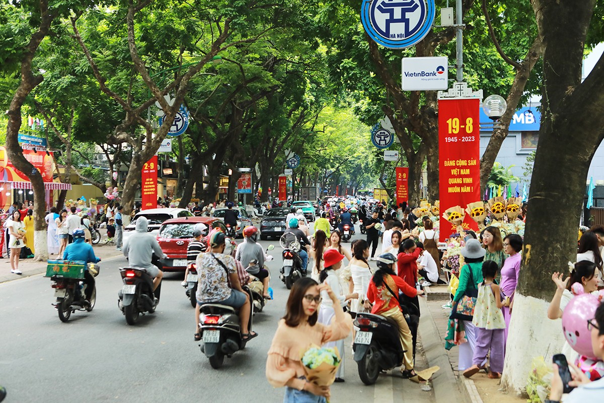 Hàng trăm “nàng thơ” chen chân chụp ảnh trên con phố lãng mạn nhất Hà Nội - 1