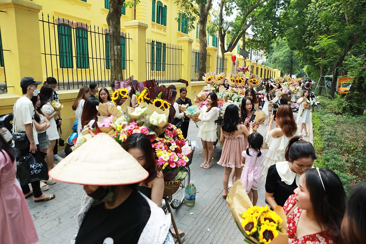 Hàng trăm “nàng thơ” chen chân chụp ảnh trên con phố lãng mạn nhất Hà Nội - 12