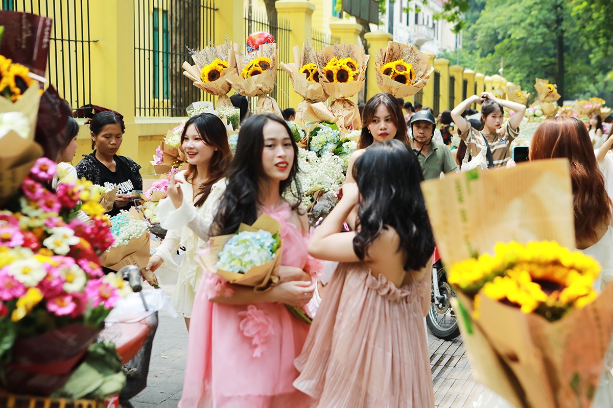 Hàng trăm “nàng thơ” chen chân chụp ảnh trên con phố lãng mạn nhất Hà Nội - 13