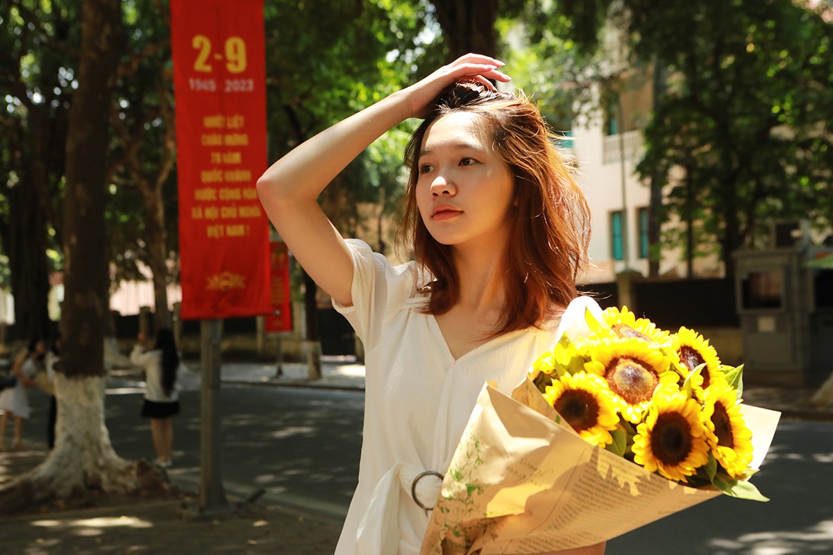 Hàng trăm “nàng thơ” chen chân chụp ảnh trên con phố lãng mạn nhất Hà Nội - 15