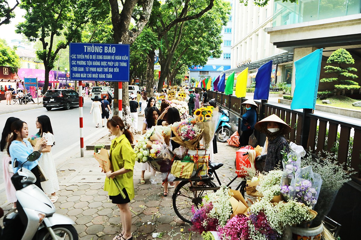 Hàng trăm “nàng thơ” chen chân chụp ảnh trên con phố lãng mạn nhất Hà Nội - 4
