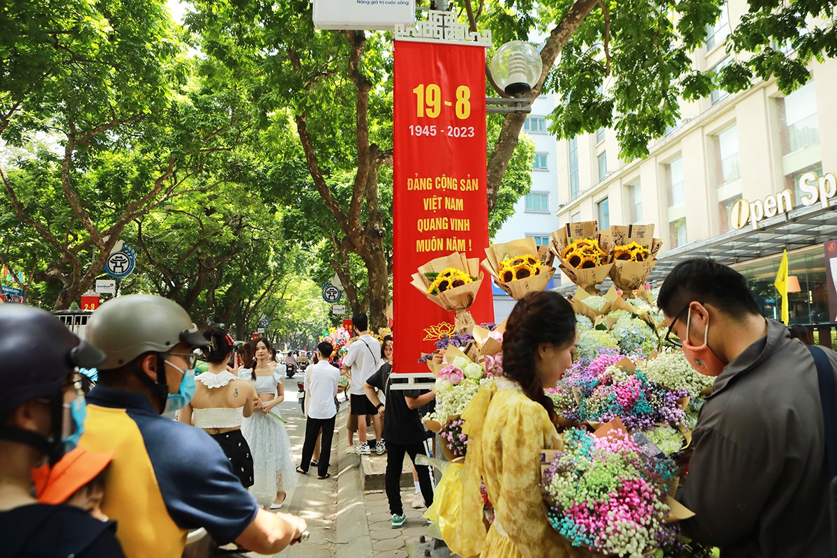 Hàng trăm “nàng thơ” chen chân chụp ảnh trên con phố lãng mạn nhất Hà Nội - 8