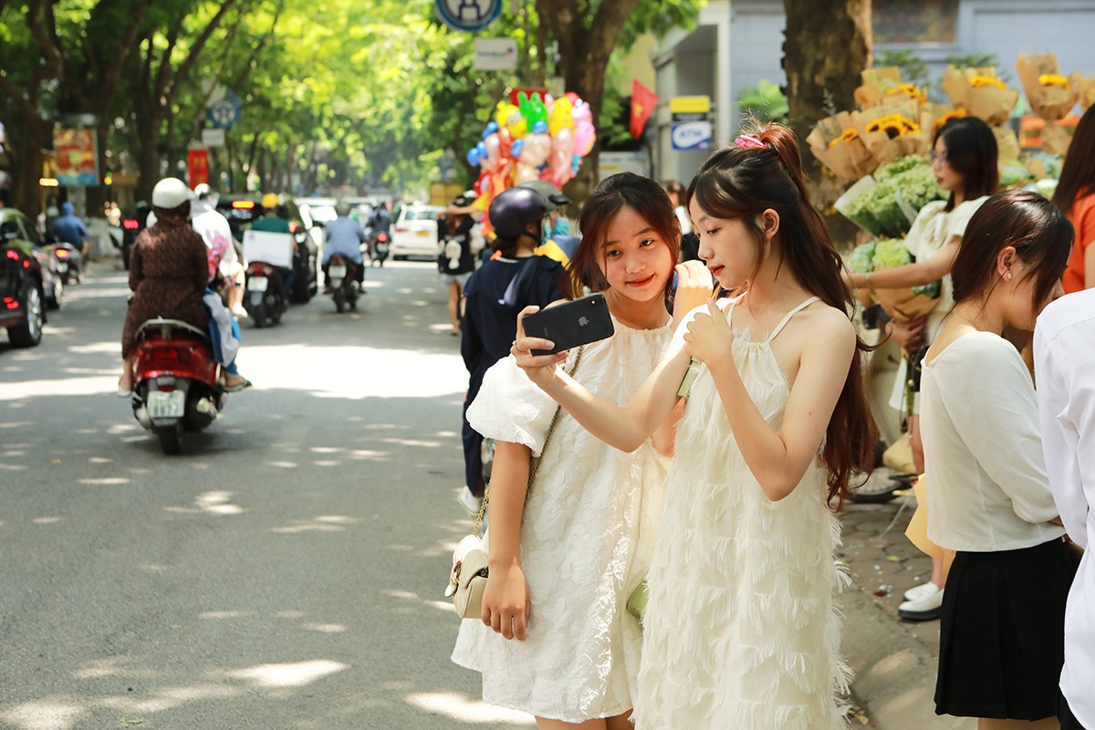 Hàng trăm “nàng thơ” chen chân chụp ảnh trên con phố lãng mạn nhất Hà Nội - 9