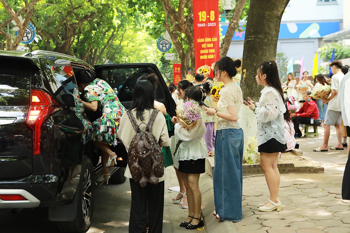 Hàng trăm “nàng thơ” chen chân chụp ảnh trên con phố lãng mạn nhất Hà Nội - 10