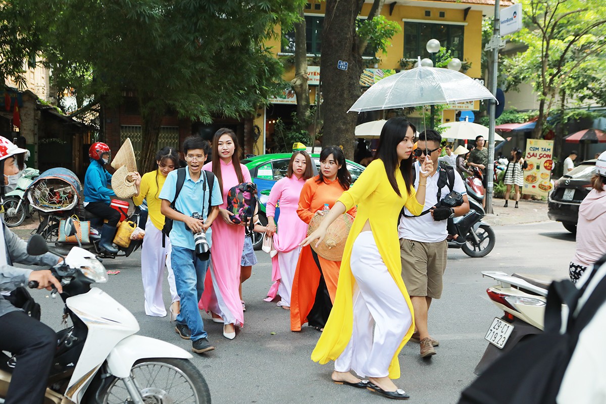 Hàng trăm “nàng thơ” chen chân chụp ảnh trên con phố lãng mạn nhất Hà Nội - 11