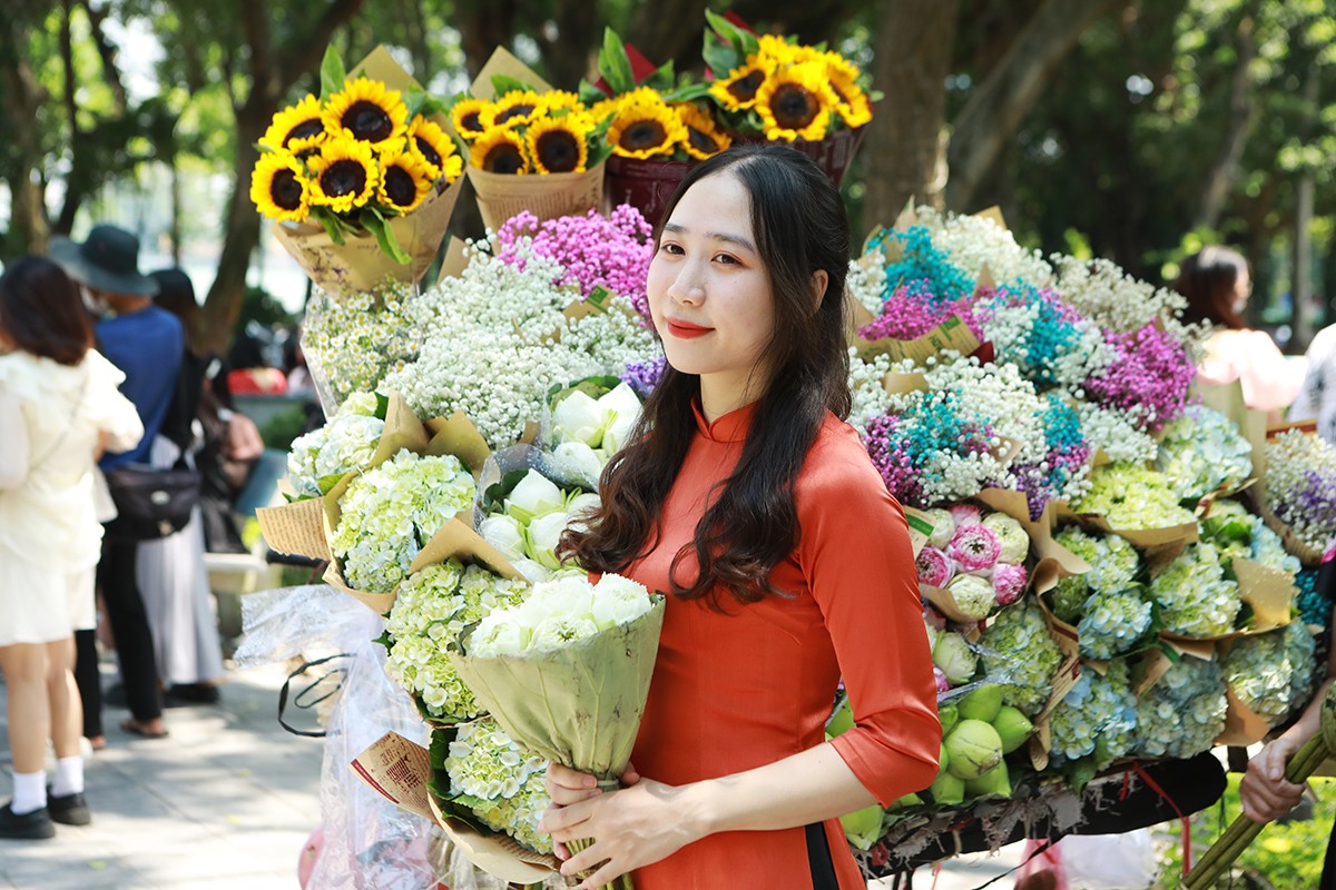 Hàng trăm “nàng thơ” chen chân chụp ảnh trên con phố lãng mạn nhất Hà Nội - 7