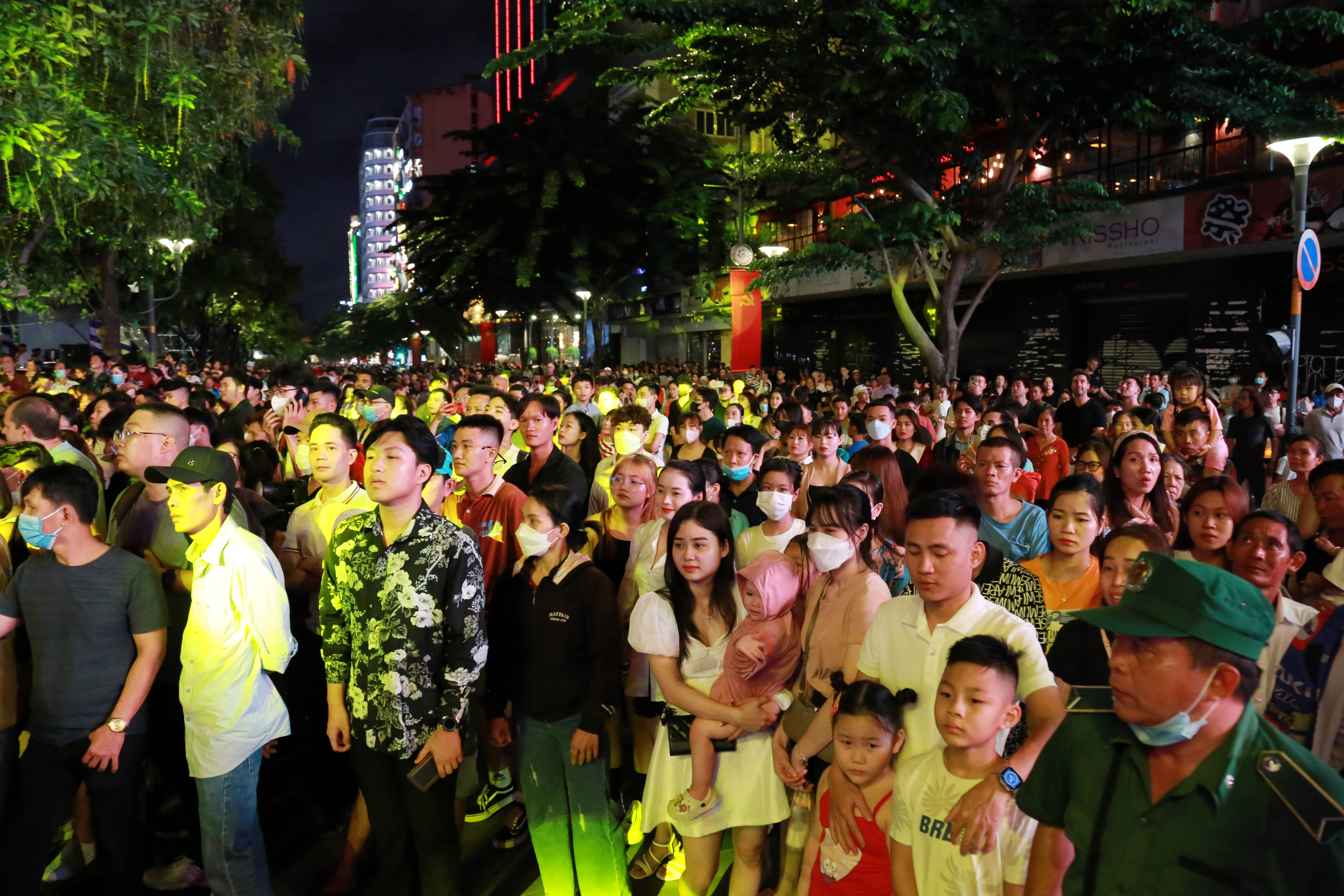 Người dân tập trung về phố đi bộ Nguyễn Huệ để chờ xem pháo hoa