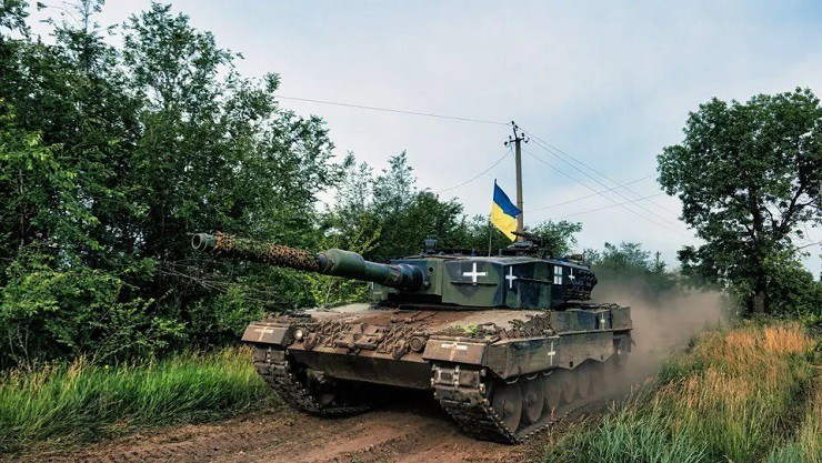 Video: 30 xe tăng Leopard 2A4 của Ukraine tập trung tại cùng một địa điểm ở miền nam - 1