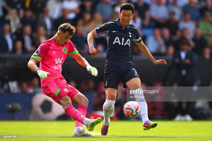 Son Heung Min (áo xám) chơi đầy nỗ lực