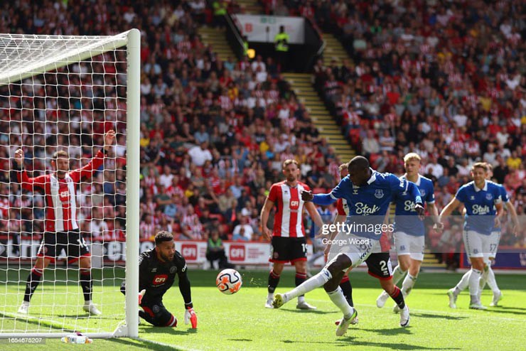 Everton (áo xanh) gây ra nhiều khó khăn cho Sheffield United