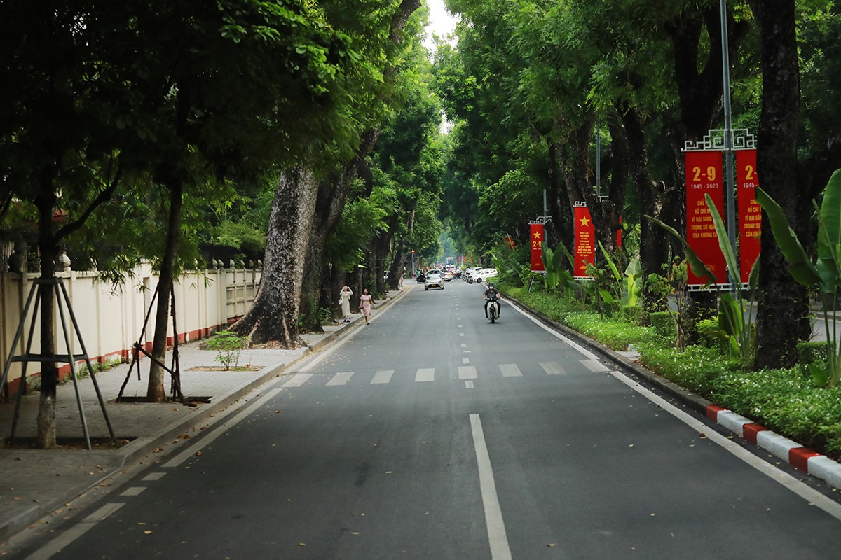 Hà Nội thanh bình sáng 2/9, nhiều người mặc áo cờ Tổ quốc ra phố đón Tết Độc lập - 1