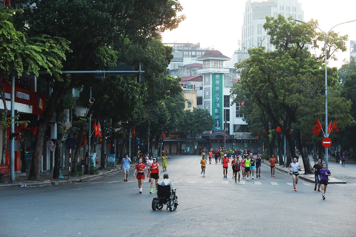 Không khí chạy bộ quanh Hồ Gươm náo nhiệt