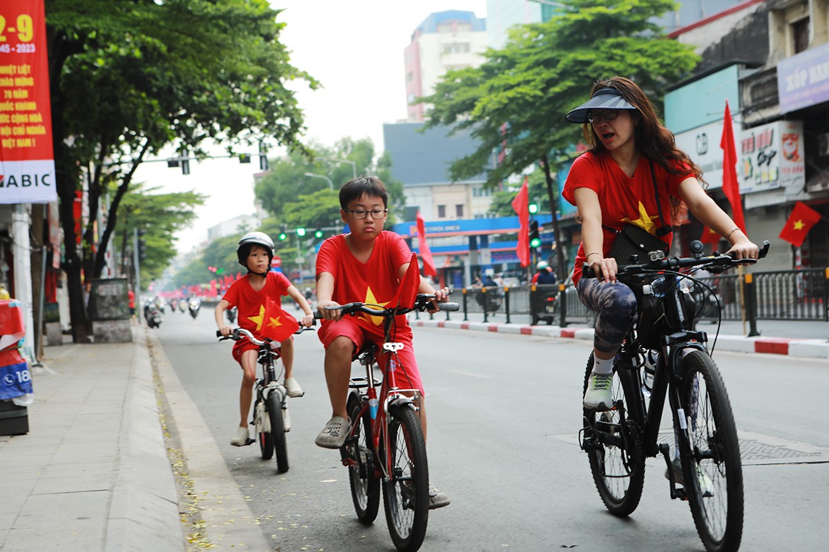 Hà Nội thanh bình sáng 2/9, nhiều người mặc áo cờ Tổ quốc ra phố đón Tết Độc lập - 13