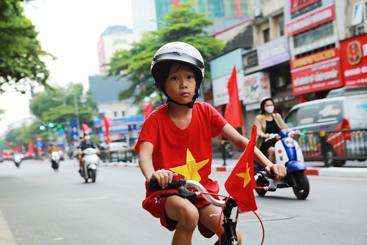 Gia đình chị Nguyễn Thu Hương (phố Sơn Tây) mặc áo cờ Tổ quốc đạp xe quanh phố Hà Nội từ sáng sớm. “Cả gia đình dậy từ 5h sáng, thời tiết rất đẹp nên gọi các bé dậy sớm, diện áo cờ Tổ quốc, đạp xe vào các con phố cổ để tận hưởng không khí Tết Độc lập”, chị Hương chia sẻ.