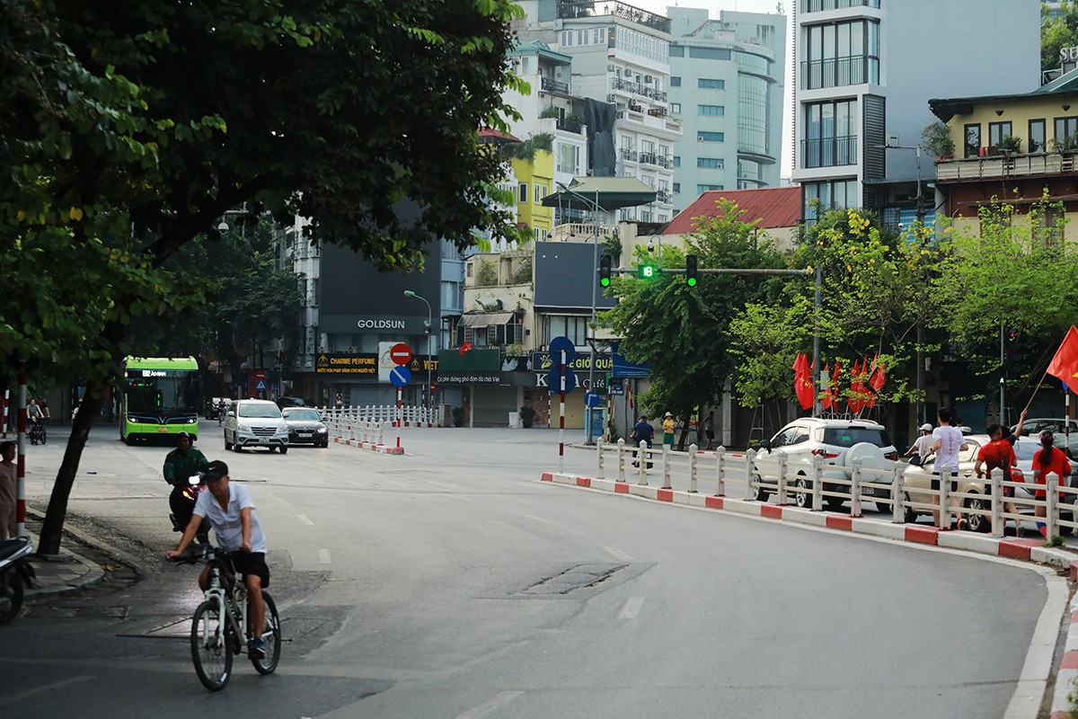 Các ngã tư, ngã ba… ở Hà Nội vào giờ cao điểm ngày thường luôn ùn tắc, hôm nay rất thông thoáng. Hình ảnh ngã năm Cửa Nam (phường Hàng Bông, quận Hoàn Kiếm).