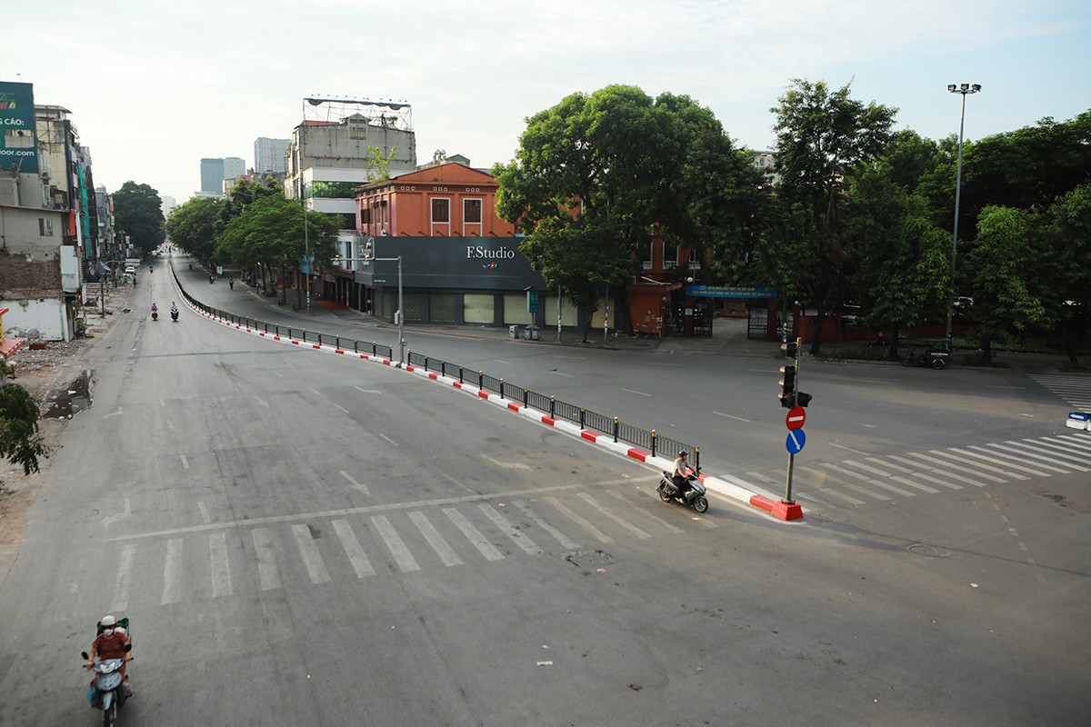 Các ngã tư dưới chân cầu vượt Thái Hà – Chùa Bộc (quận Đống Đa) vắng bóng xe cộ qua lại.