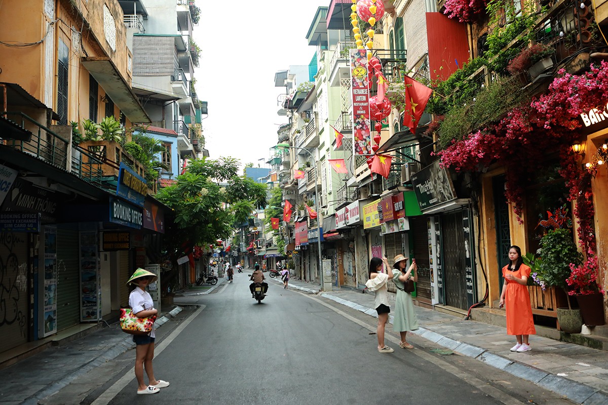 Chị Vũ&nbsp;Phương đến từ Hải Phòng chia sẻ: “Hà Nội sáng nay rất đẹp, không khí mùa Thu vào buổi sáng sớm rất&nbsp;dễ chịu, cả gia đình tôi đã có những tấm ảnh đẹp”.