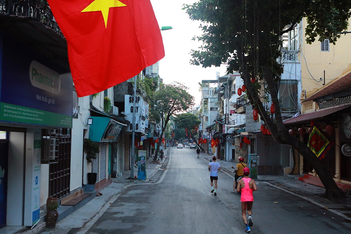 &nbsp;Phố Hàng Cân (quận Hoàn Kiếm)&nbsp;thanh bình, người dân tận hưởng không khí trong lành sáng sớm mùa Thu Hà Nội