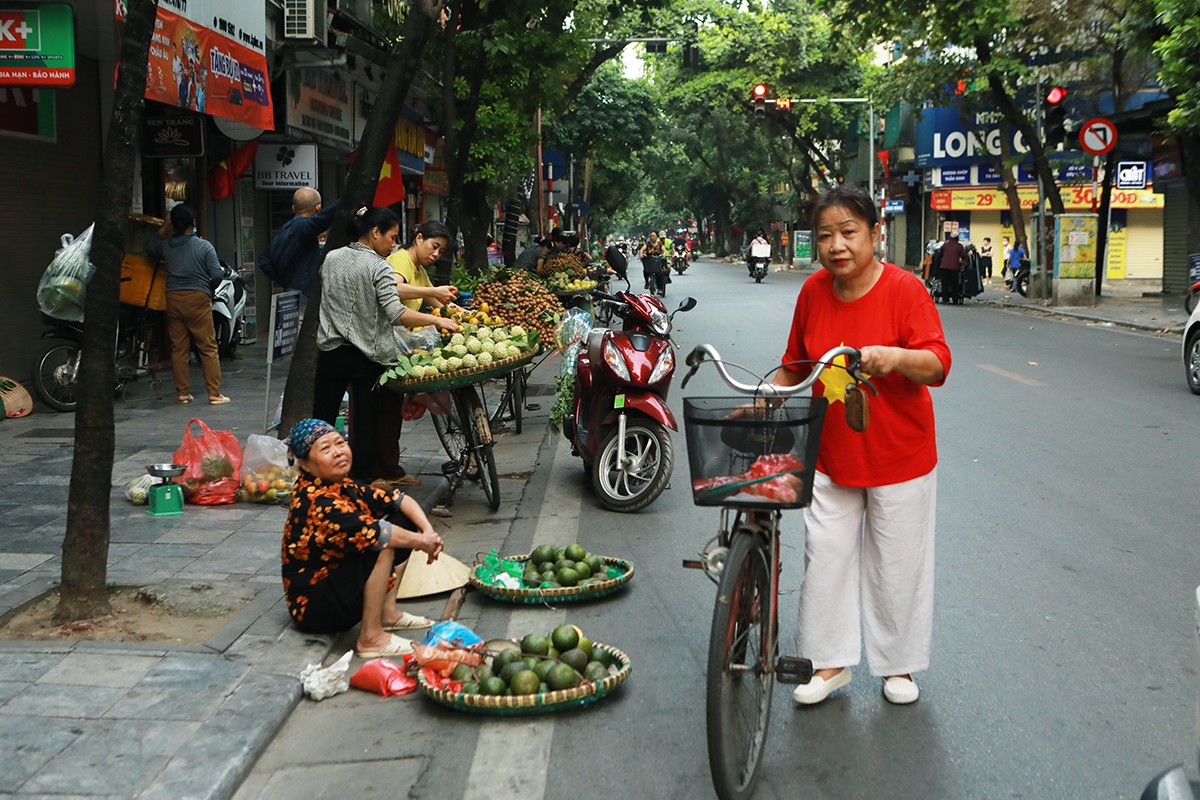 "Hôm nay là ngày lễ của đất nước, tôi cùng những người có tuổi sinh sống ở phố cổ mặc áo cờ Tổ quốc đi&nbsp;tập thể dục ở bờ hồ Hoàn Kiếm.&nbsp;Phố phường Hà Nội sáng nay thật&nbsp;thoáng đãng, khác lạ”, bà Lê Thị Hoa (phố Phan Chu Trinh) chia sẻ