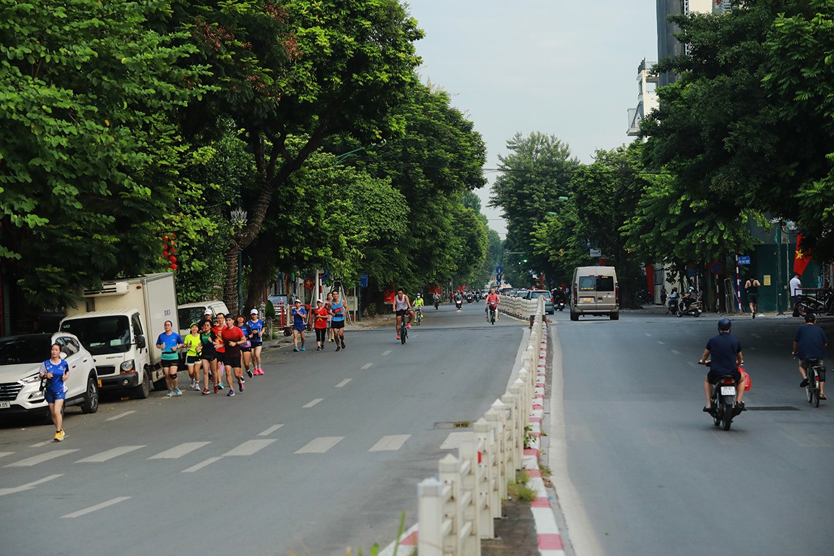 Hà Nội thanh bình sáng 2/9, nhiều người mặc áo cờ Tổ quốc ra phố đón Tết Độc lập - 9