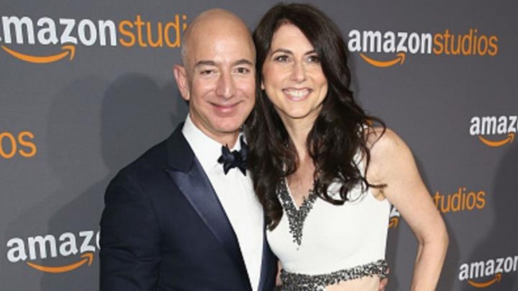 Tỷ phú Jeff Bezos và vợ cũ chấp nhận ly hôn với thỏa thuận&nbsp;vợ cũ MacKenzie Scott nhận 25% tổng tài sản, tương ứng 4% cổ phiếu của Amazon. Ảnh: BI