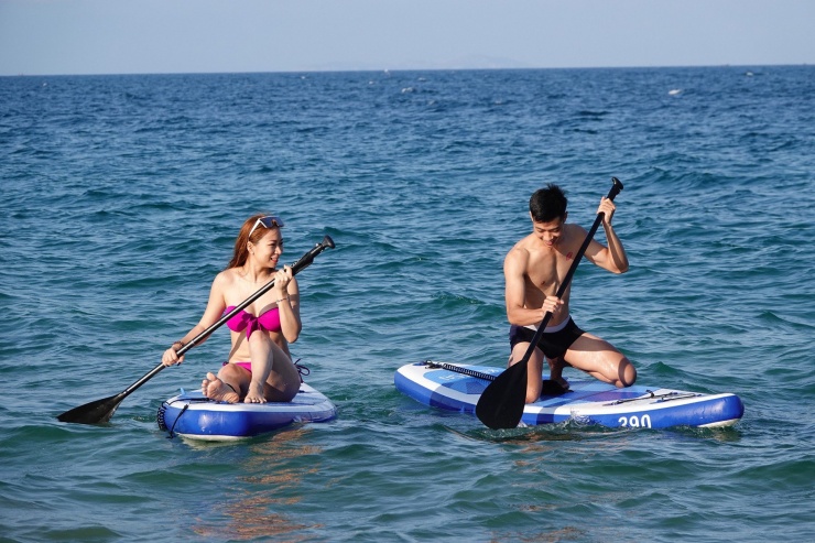 Chèo SUP ngắm cảnh cực 'chill' trên biển Nha Trang - 3