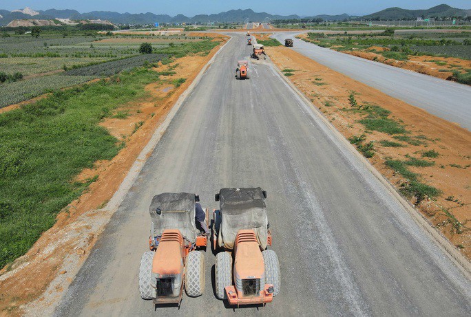 Cận cảnh tuyến đường Đông - Tây 23 km trị giá gần 2.000 tỉ đồng - 8