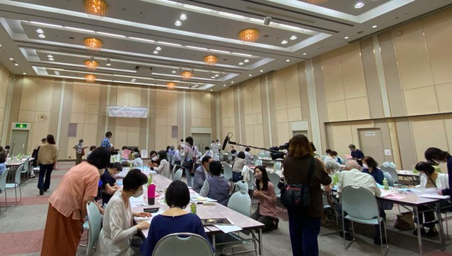 Nhật Bản: Con ế dài, bố mẹ già bận rộn hẹn hò thay - 1