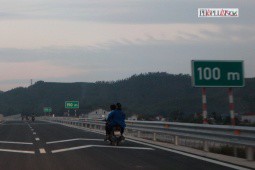 Video: Hãi hùng người dân đi bộ, chạy xe máy, xe đạp trên cao tốc qua Nghệ An