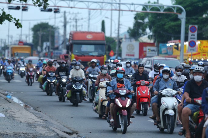 Người nghỉ lễ quay lại TP HCM, giao thông ùn tắc nhiều nơi - 7