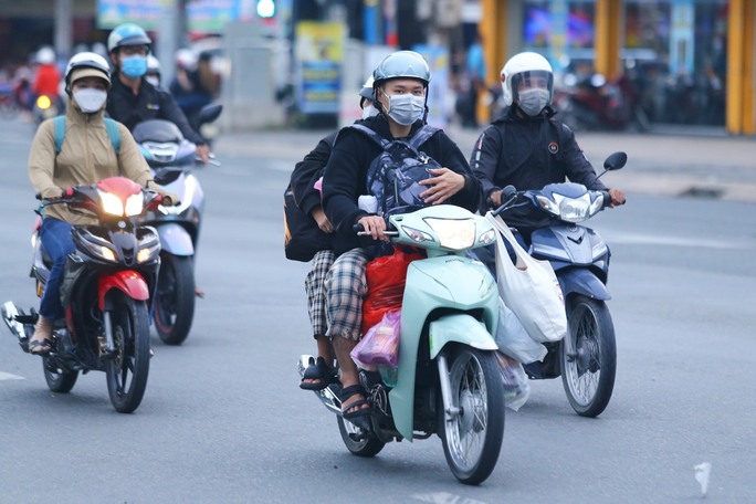 Người nghỉ lễ quay lại TP HCM, giao thông ùn tắc nhiều nơi - 9