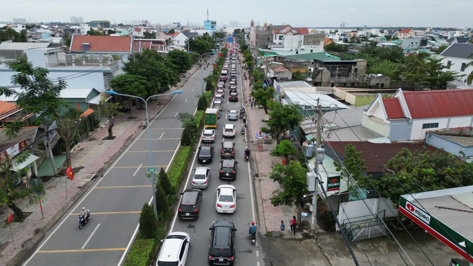 Người nghỉ lễ quay lại TP HCM, giao thông ùn tắc nhiều nơi - 13