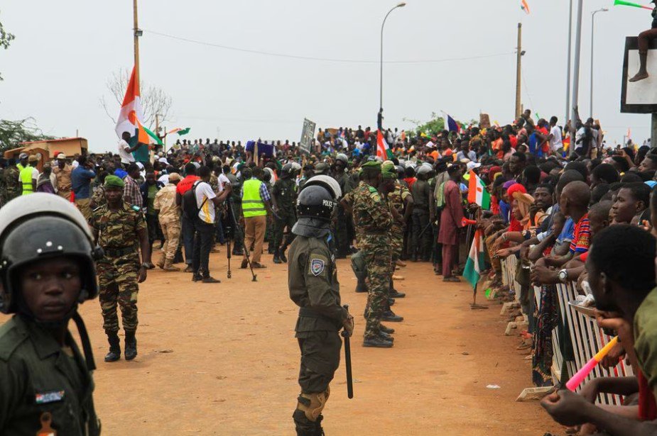 Diễn biến mới ở Niger: Hàng nghìn người gây bất ngờ gần căn cứ quân sự Pháp - 2
