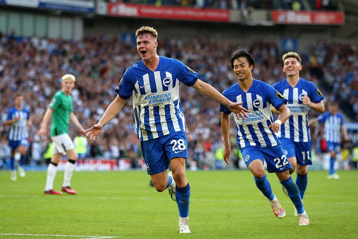 Ferguson (số 28) ghi hat-trick vào lưới Newcastle