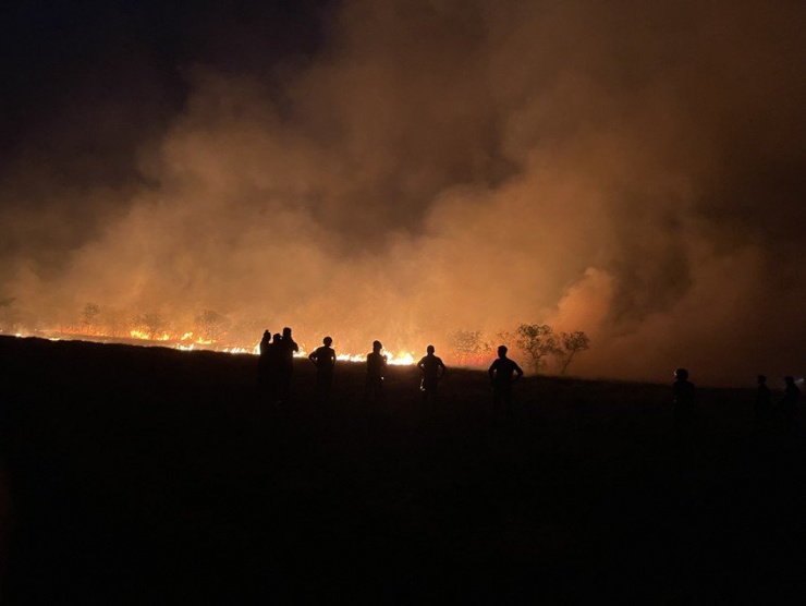 Cháy rừng phòng hộ, cả làng cùng tham gia dập lửa trong ngày nghỉ lễ - 1