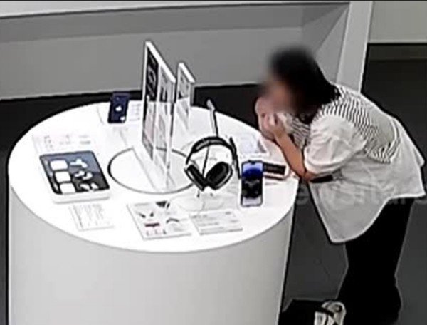 Muốn có iPhone 14, cô gái dùng răng cắn đứt dây cáp chống trộm ở cửa hàng để lấy máy - 1