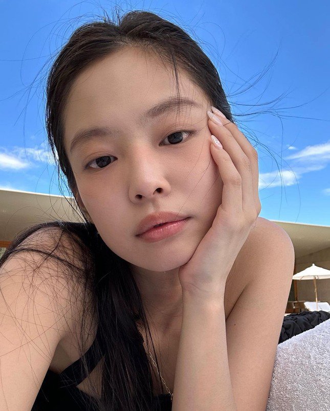 Gần 6 triệu người vào xem ảnh Jennie (BlackPink) ở hồ bơi - 1