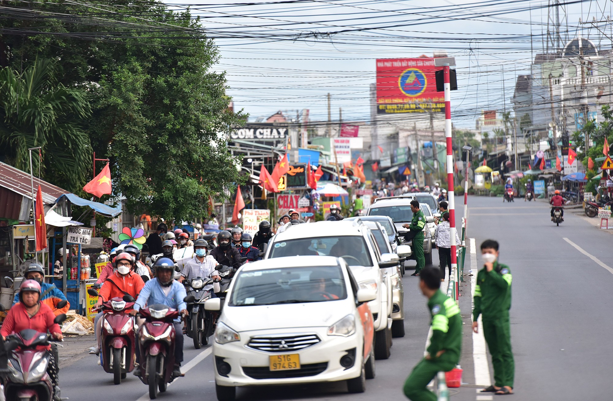 Nhiều thời điểm chỉ có vài chiếc ô tô dừng chờ lên phà, nhân viên phải gom xe để chờ lên từng đợt sau khi mua vé. Tình trạng trái ngược so với cách đó một ngày dòng xe ô tô xếp dài chờ hơn 2km. Nhiều tài xế ô tô thở phào nhẹ nhõm khi không thấy cảnh xếp hàng chờ cả tiếng đồng hồ như hôm qua.