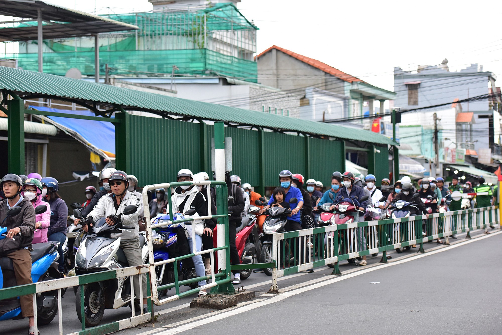 Tại làn dành cho xe máy, một số thời điểm có hàng trăm xe dồn lại, chờ lên phà trong thời gian chưa tới 10 phút. “Ngày hôm qua người dân đã trở lại thành phố rất nhiều rồi, xe cộ ùn dài hàng cây số trước bến phà từ 15h chiều đến 21h tối mới thưa dần. Hôm nay các ngả đường trở lại thành phố thông thoáng, lượng xe lưu thông qua phà cũng giảm nhiều”, một nhân viên bán vé phà nhận định.