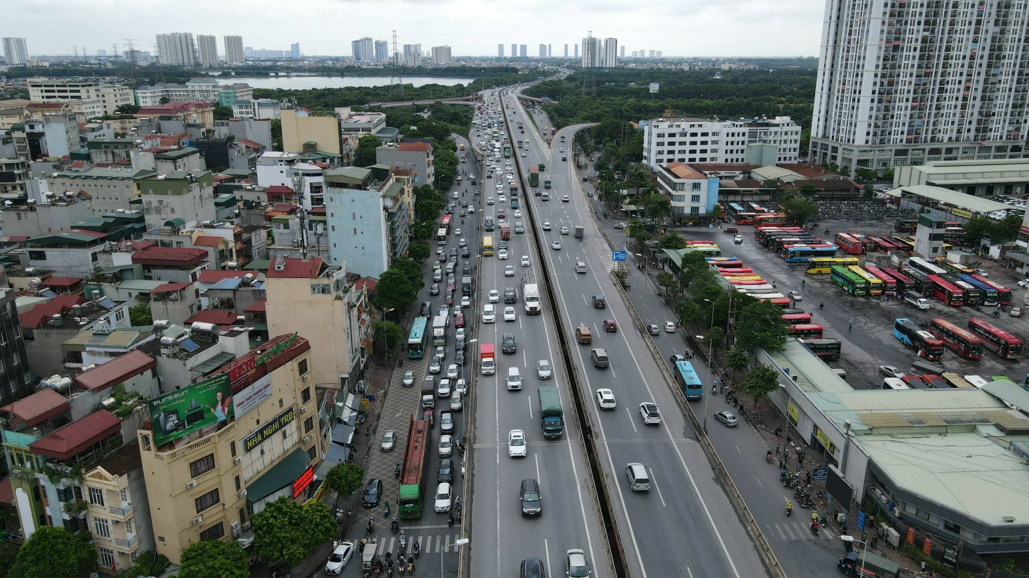 Khu vực đường Vành đai 3 trên cao, các phương tiện di chuyển dễ dàng. Mật độ giao thông thấp hơn so với những ngày thường.