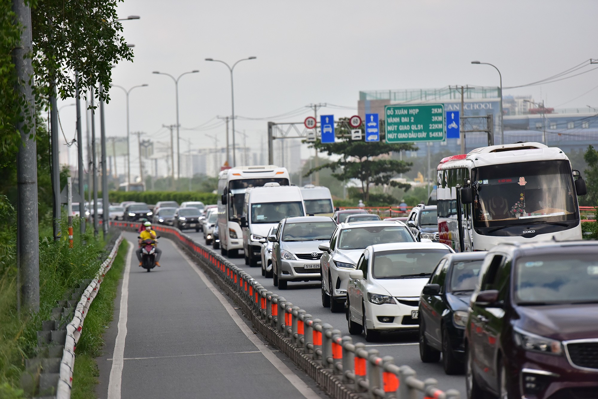 Hai làn đường cao tốc chủ yếu là ô tô cá nhân, xe khách của người dân về quê, đi chơi lễ trở lại thành phố sau kỳ nghỉ lễ Quốc khánh.