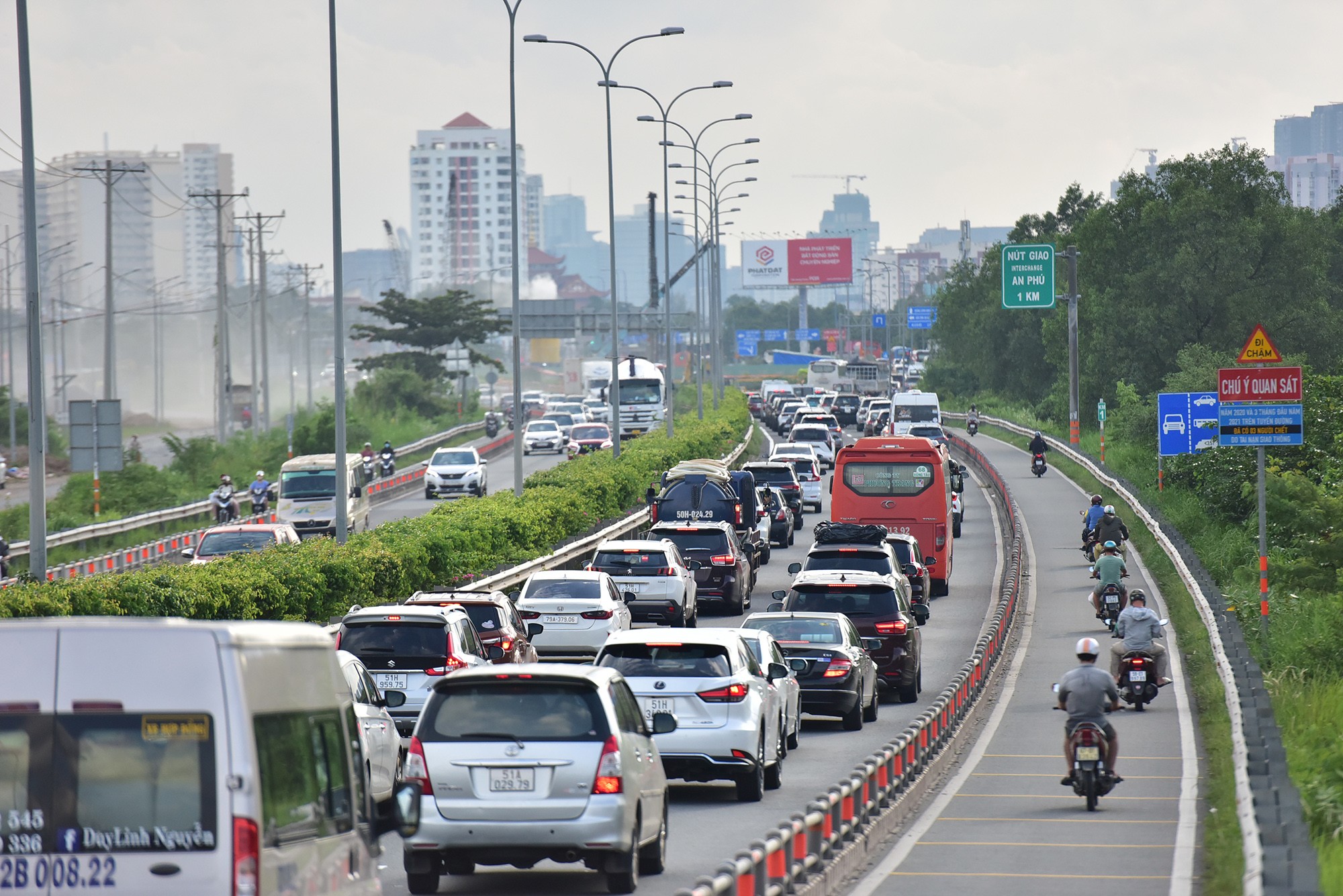 Dòng xe di chuyển chậm để vào trung tâm thành phố từ cửa ngõ phía Đông.