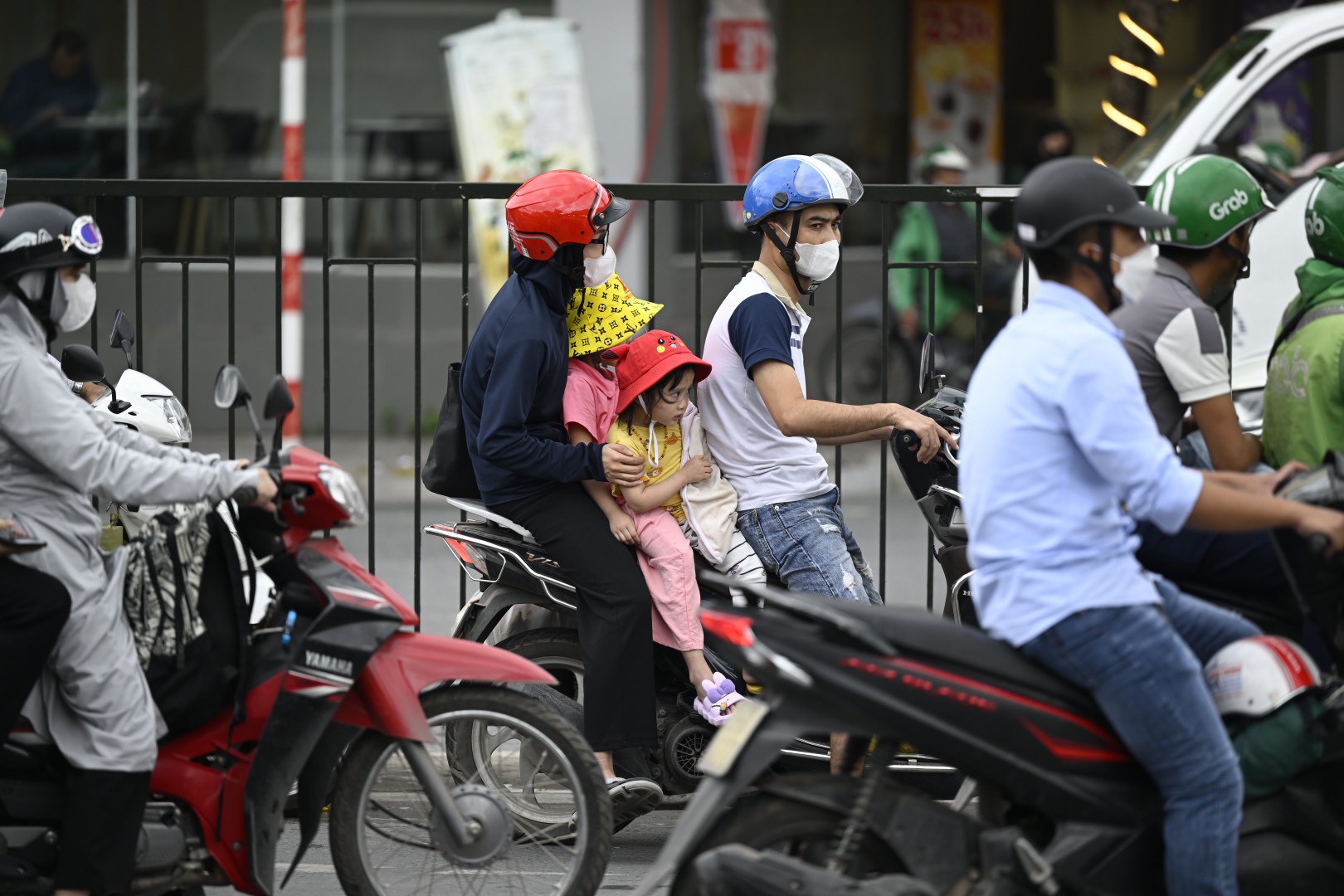 Nhiều gia đình đi xe máy quay trở lại thành phố làm việc sau dịp nghỉ lễ 2/9.