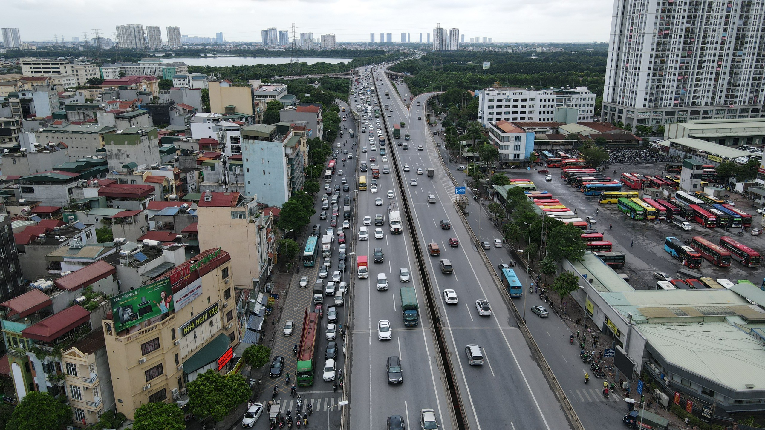 Vào thời điểm 14h30, các tuyến đường Giải Phóng, Linh Đàm… lưu lượng phương tiện giao thông di chuyển bình thường.