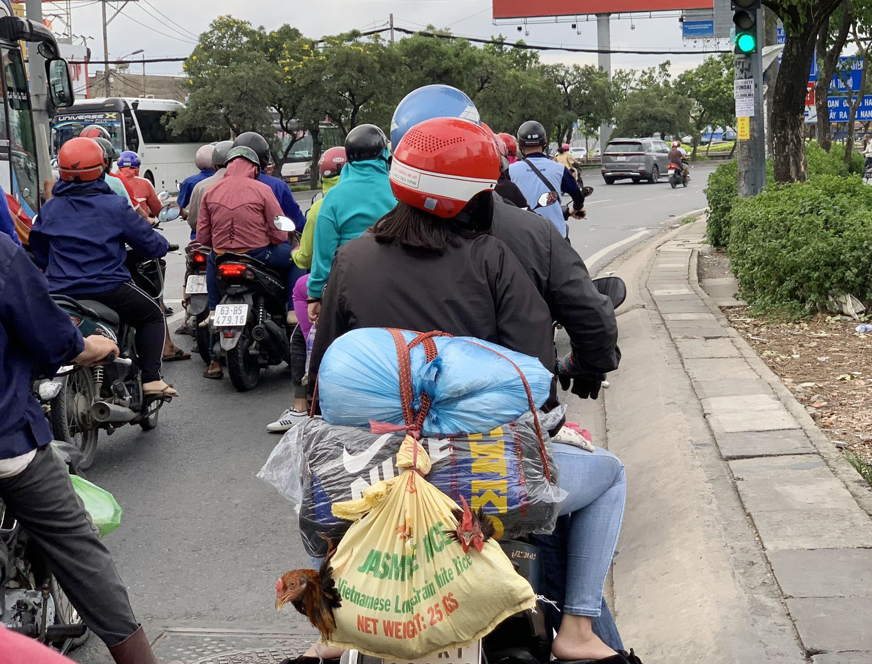 Nhiều người mang theo quà quê trở lại TP.HCM để làm việc sau kỳ nghỉ lễ kéo dài 4 ngày. “Tôi mang một ít khô cá với con gà lên để tối về đến phòng trọ mần nấu cháo mời các anh em trong dãy trọ ăn cho vui”, anh Phạm Văn Phong (quê Đồng Tháp) cho biết.