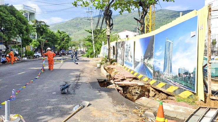 Đường bất ngờ sụt lún 'nuốt chửng' cây xanh, trụ điện - 6