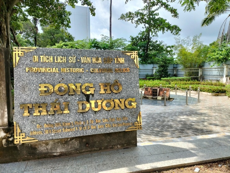 Đồng hồ Thái Dương (còn gọi là đồng hồ đá) do ông Lưu Văn Lang (còn gọi bác Vật Lang, 1880-1969, là kỹ sư ngành công chánh đầu tiên của Nam Bộ được đào tạo ở Pháp) xây dựng khoảng năm 1913, đặt trước khuôn viên dinh Tỉnh trưởng Bạc Liêu thời Pháp thuộc. Hiện, di tích nằm trên đường 30/4, phường 3, thành phố Bạc Liêu.